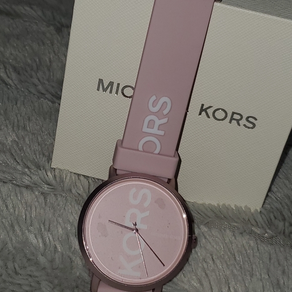 Michael Kors silicone watch💗 - Picture 6 of 13